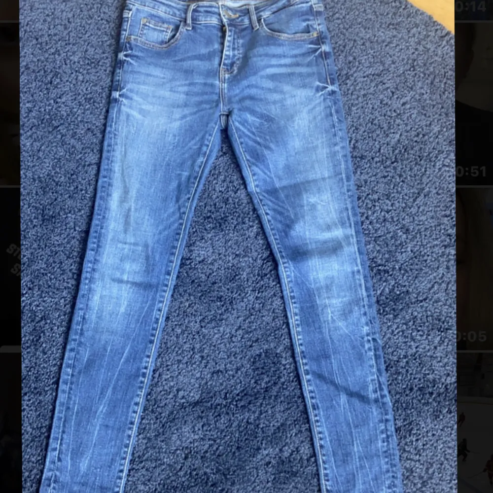 jag säljer dessa lowrise jeans i storlek 34! jag har slutat använda dessa o väljer istället att försöka hitta nån annan som skulle vara intresserad av dem!. Jeans & Byxor.