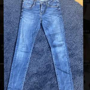 jag säljer dessa lowrise jeans i storlek 34! jag har slutat använda dessa o väljer istället att försöka hitta nån annan som skulle vara intresserad av dem!