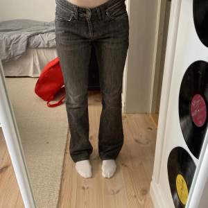 Grå jeans från lindex, midjemåttet är 83 cm och innerbenslängden 82 cm! 