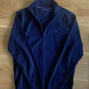 Full zip  - Jag säljer min Tommy hilfiger full zip för att den inte kommer till användning. Den är knappt använd och är i nyskick✅ pris kan diskuteras✔️
