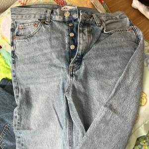 Oanvänd jeans från Zara och storleken är 38. 