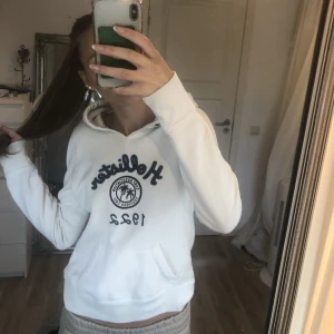 Vit hoodie  - Säljer denna hoodie från Hollister då den inte kommer till andvändning längre❤️Det står storlek M men skulle nog säga mer S