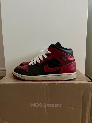 ♦️Jordan 1 mid Bannde 2020♦️ - Ett par svart röda jorden 1 mids. Dom är riktigt bra skick för utom sulan som är lite ned slipad på baksidan. Helt nya sko snören efter som dom gamla behövdes ersättas💯💯💯