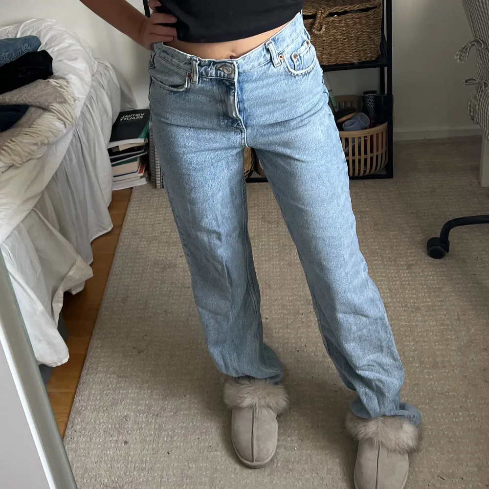 Högmidjade ljusblå jeans från zara. Lite långa på mig som 169cm. Straight legg.. Jeans & Byxor.