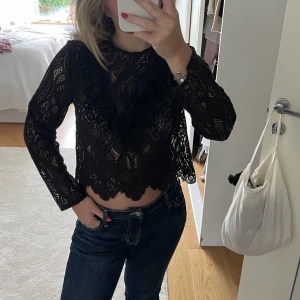 Svart broderad topp  - Säljer denna super coola topp från zara som är i väldigt bra skick, använder inte eftersom den inte riktigt är min stil. Köpt i december förra året, använd en gång. Nypris 350kr. Skriv vid frågor❤️