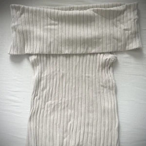 Off shoulder top - Aldrig använd så i nyskick! Skriv för fler frågor eller bilder.