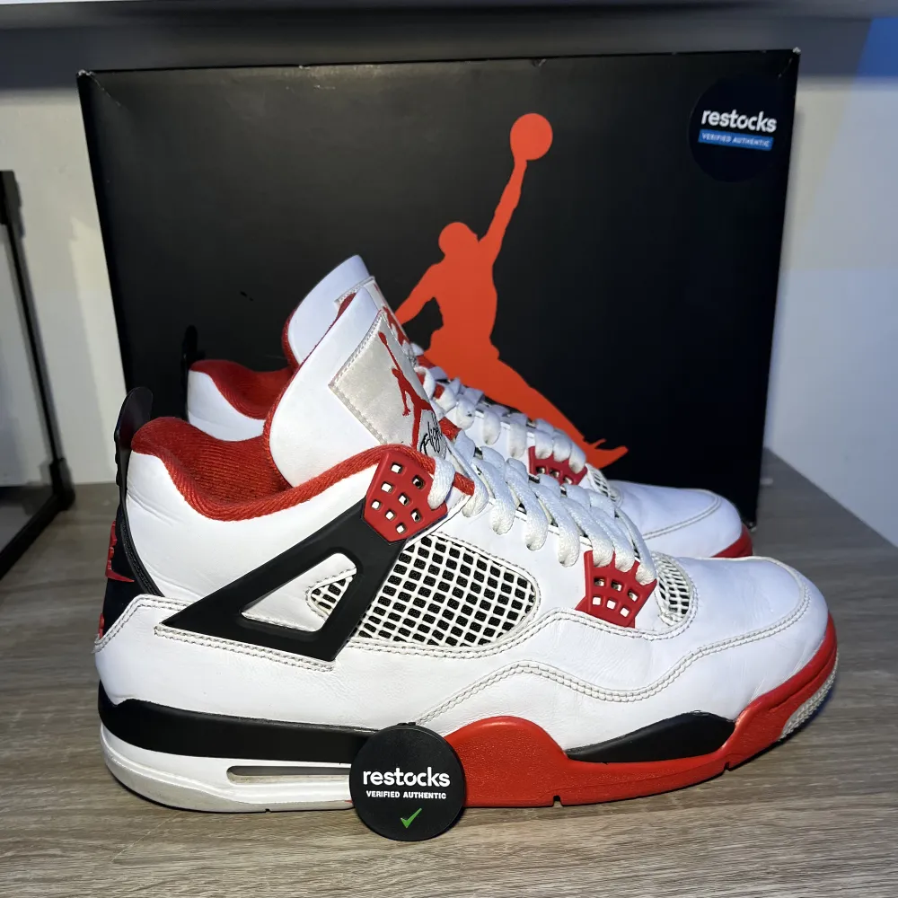 Säljer ett par Jordan 4 fire red i storlek 42,5👟 Dom är köpta på restocks och orderbekfrätelse kan nog letas fram om det önskas🧾 dom är andvända i ungefär ett halv år och är i väldigt bra skick 👍 har man några frågor eller vill ha mer bilder hör av er 😁. Skor.