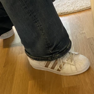 Adidas Skor  - Jag säljer dessa trendiga skor eftersom storleken inte passar mig så bra. Den enda synliga lilla defekten är bak på skon vilket du kan se på bild 3. De är i allmänt bra skick skriv om ni är intresserade🫶🫶