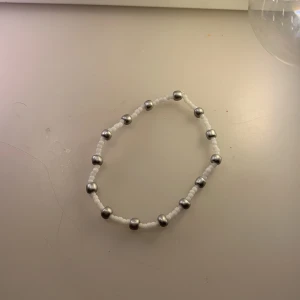 Armband - Fint armband❤️16cm gjort av pärlor 10 kr + frakt och så får man med något litet t.ex godis 🍬💗