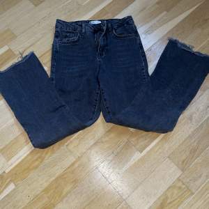 The ”perfect jeans ” från Gina storlek 34 passar 146 är i form av en mid waist flare.