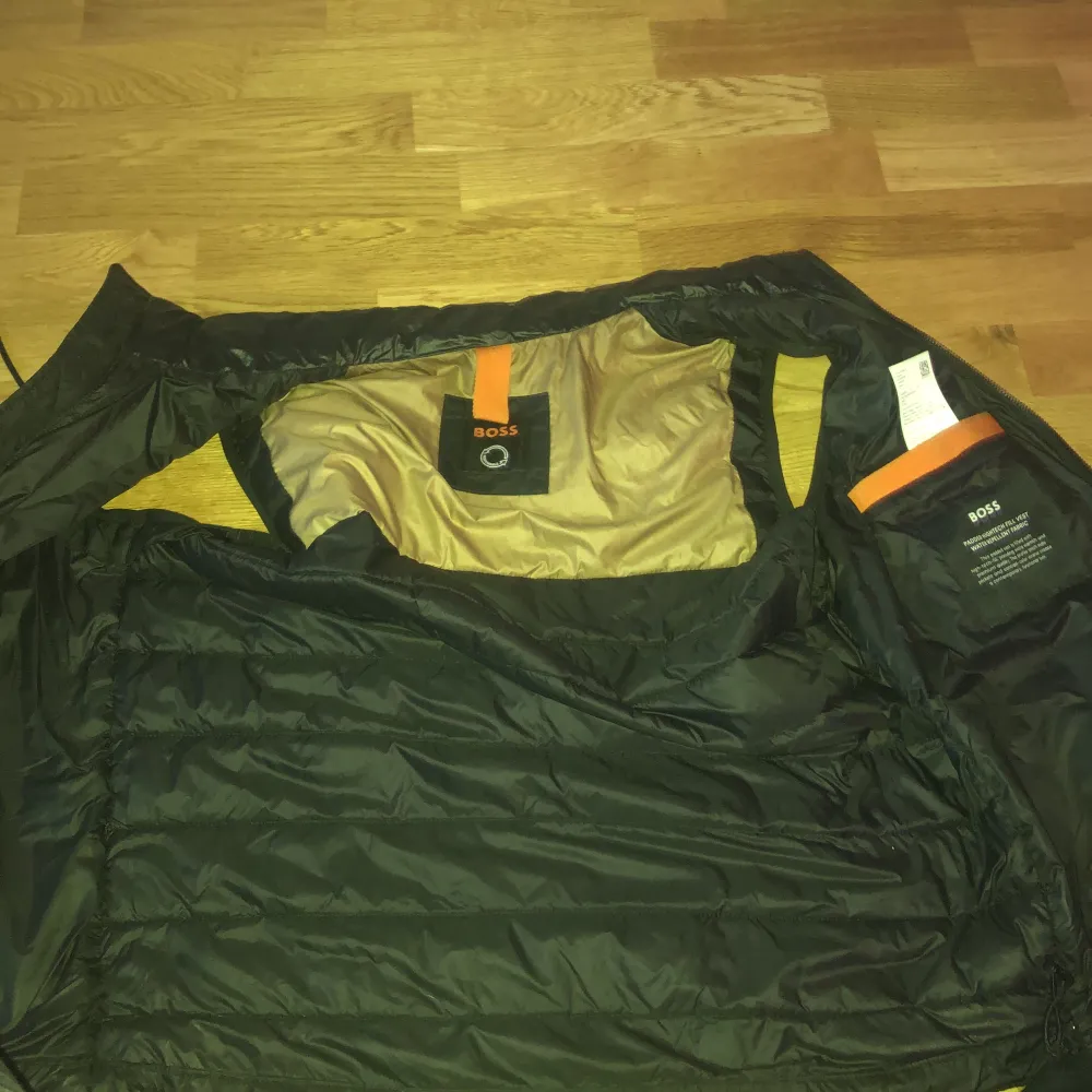 Hej jag säljer den här Hugo boss västen använd fåtal gånger ny pris runt 1800 pris går att diskutera . Takit.
