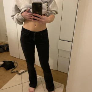 low waist bootcut svarta jeans - jeansen är från crocker, storlek 27waist,33 lenght