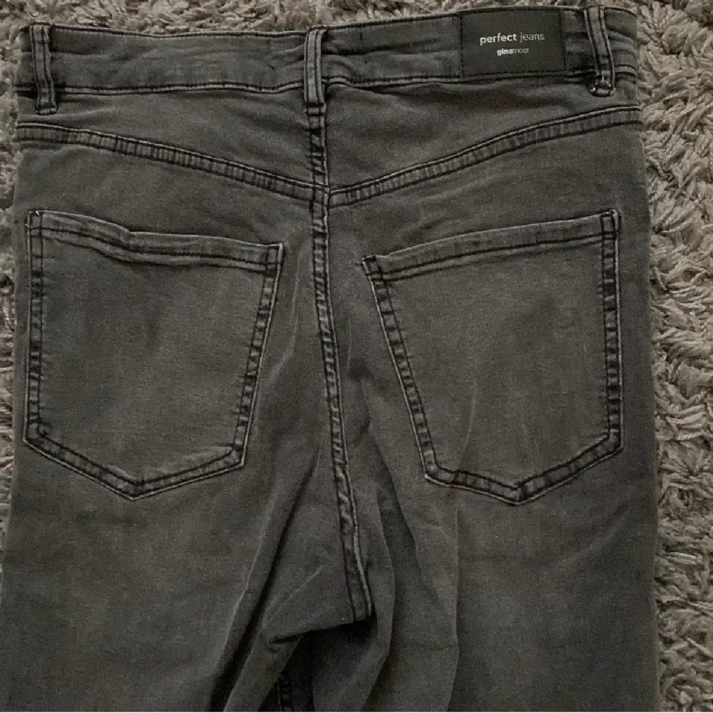Super fina gråa jeans som aldig använts. Med slits passar s/m. Jeans & Byxor.