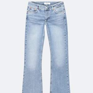 Säljer dessa lågmidjade bootcut jeans från junkyard💗storlek S💗 fint skick💗
