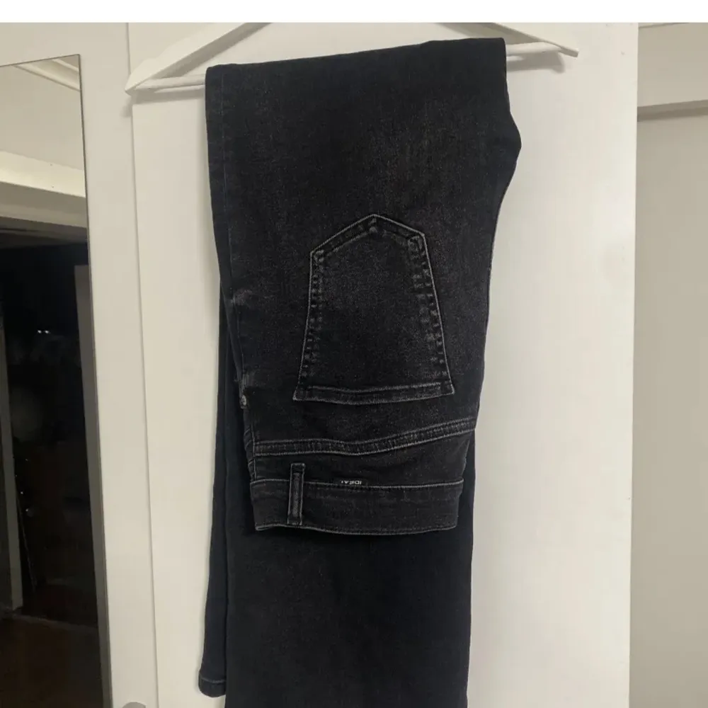 Ett par fina jeans från ideal som är nästan oanvända. Väldigt sköna och har stretch i midjan vilket gör att de anpassar sig fint! . Jeans & Byxor.