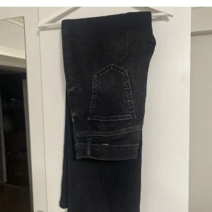 Svarta jeans från Ideal - Ett par fina jeans från ideal som är nästan oanvända. Väldigt sköna och har stretch i midjan vilket gör att de anpassar sig fint! 