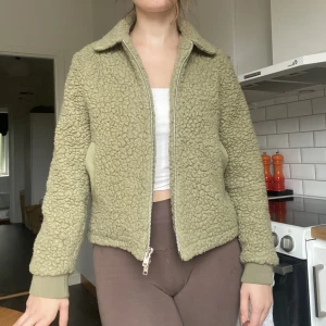 Brixtol teddyjacka - Jätteskön och varm Teddyjacka i fint skick. Inga fläckar förutom något på insidan som jag tror går att få bort.  Säljer då färgen inte passar mig så bra och jag nästan aldrig använder den. Ord pris: 4000 sek