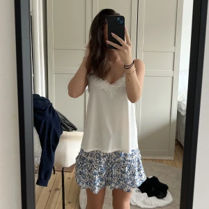 Kjol  - Fin kjol med blommor på och snöre som man kan knyta till i midjan med 