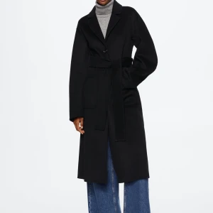 Mango ullkappa - Helt ny ullkappa från Mango, Säljer pga att retur tiden gått ut. Storlek S men passar XS-M. Perfekt som övergångsjacka/vinterjacka. Orginalpris 2299kr. Kan gå ner i pris vid snabbaffär. Skriv för fler bilder!🥰 