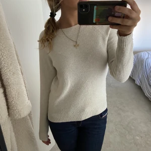 Vit stickad tröja - Så fin basic vit stickad tröja! Knappt använd💖💖 