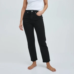 Svarta jeans - Svarta jeans från Bikbok i modellen Tower. Storlek 26.