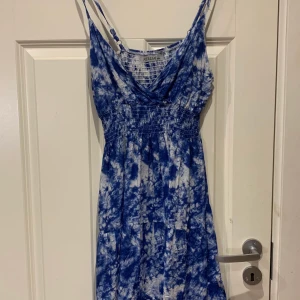 Blå klänning - Säljer min jätte söta klänning som ja köpte i Frankrike pga jag aldrig använder den, jätte bra o fint skick💖