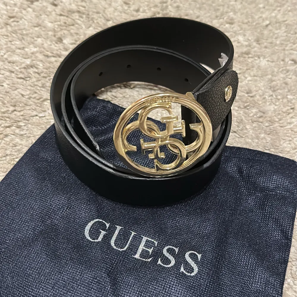 Svart guess skärp i läder. Säljer pågrund av att det aldrig kommer till användning. Är som nytt och ord priset ligger på 600-700kr. Dustbag tillkommer och har slagit extra hål i det för att enklare kunna göra det justerbart.. Asusteet.