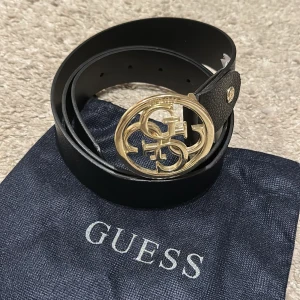 Guess skärp - Svart guess skärp i läder. Säljer pågrund av att det aldrig kommer till användning. Är som nytt och ord priset ligger på 600-700kr. Dustbag tillkommer och har slagit extra hål i det för att enklare kunna göra det justerbart.