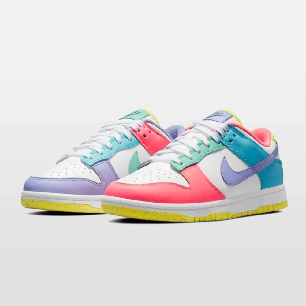 Säljer dessa Nike dunk low ”Easter 2021”. Använd fåtal gånger, är i mycket bra skick. Köpta för 2.999:-. . Skor.