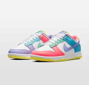 Nike dunk low  - Säljer dessa Nike dunk low ”Easter 2021”. Använd fåtal gånger, är i mycket bra skick. Köpta för 2.999:-. 