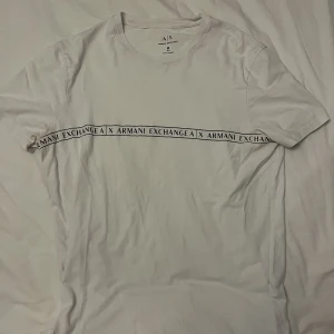 Armani Exchange T-shirt  - Armani Exchange T-shirt i vit  Strl M 
