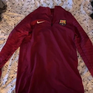 Fotboll Tröja  - säljer denna fotbollströja i storlek S men sitter lite oversized för de är män storlek🫶