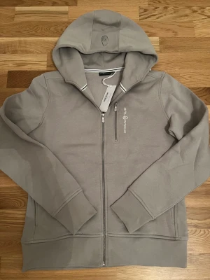 Sailracing kofta - En helt ny o asssnygg Sailracing kofta som inte är använd med etiketten kvar med en unik färg som inte går att köpas längre i butik🔥   Storlek L men passar också M   Pris går att diskutera vid snabb affär