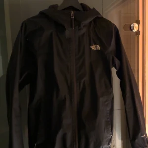 The north face jacka - Vindjacka. Liten defekt på vänsterarmen, går att laga