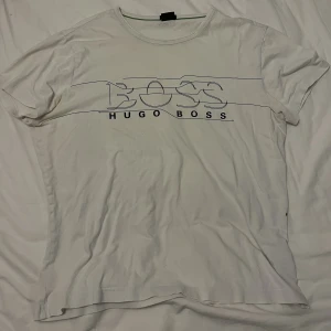 Hugo boss T-shirt  - Hugo boss T-shirt i vit Strl L 
