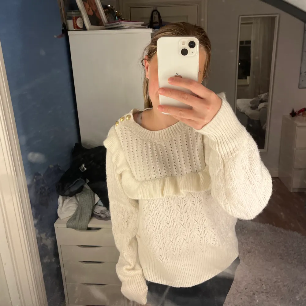 Väldigt fin och helt oandvänd stickad tröja. Inget fel på den har bara inte kommit till andvändning💕 det är storlek M men passar som S . Neuleet.