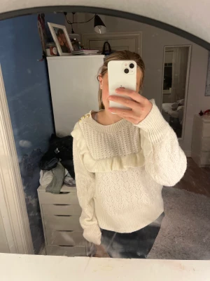 Väldigt fin och helt oandvänd stickad tröja. Inget fel på den har bara inte kommit till andvändning💕 det är storlek M men passar som S  - Väldigt fin och helt oandvänd stickad tröja. Inget fel på den har bara inte kommit till andvändning💕 det är storlek M men passar som S 