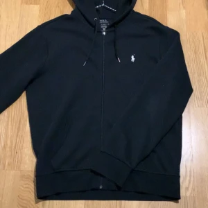 Polo ralph lauren hoodie - Hej 👋 Klassisk hoodie från ralph lauren en kofta med bra kvalitet som förtjänar att vara i din garderob. Elegant och textil kofta som varken är för tun eller för tjock Info ℹ️ skick 9,5/ 10  strlk M/ färg svart