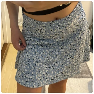 Blommig kjol - • Ljusblå blommig kjol från Lager157 • Storlek 36/ S • Använd - i gott skick • 80kr + frakt ❗️Köparen står för frakt❗️