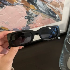 Svarta solglasögon - Säljer dessa svarta solglasögon köpte från NAKD. Aldrig använda. 