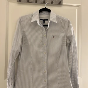 GANT - Använd max 2 gånger och ny skick. Storlek passar upp till 38 och neråt. 