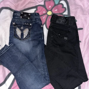Miss Me jeans  - Stretchiga lågmidjade skinny jeans från miss Me💕 De blå har följande mått:  40cm midja, 79cm innerben  De svarta:  39 cm midja, 73cm innerben  Sköna, fint skick, sitter bra !  100kr/st om fler är intresserade startar jag budgivning 