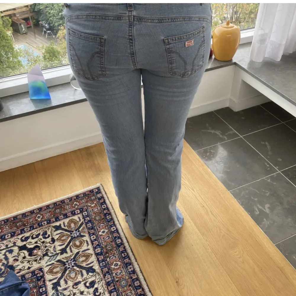 Ljusa jeans med snygga bakfickor och detaljer, modellen är 165 och dom sitter fint! Dom är stretchiga så passar både större och mindre💕. Jeans & Byxor.