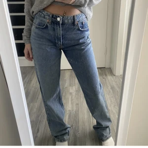 Zara jeans  - Säljer mina Zara jeans som jag köpte förra året, dom finns tyvärr inte på zaras hemsida längre. Har användt dom två gånger så dom är i nyskick 🫶🏼