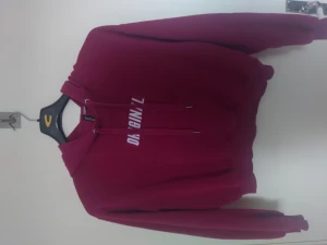 Hoodie - Vinröd hoodie med text på. Står att det är storlek "XL" men jag tycker den passar bäst som storlek S. Den är lite cropped. Säljer då den inte passar mig☺️