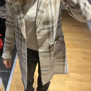 Kappa Vero Moda - Säljer den här jättefina kappan från Vero Moda i storlek S. Den är endast använd 1 gång och i mycket bra skick! Säljer eftersom den inte kommit till användning 