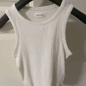 Linne - Ett vitt linne som är croppat. Använt ca 2-3ggr 