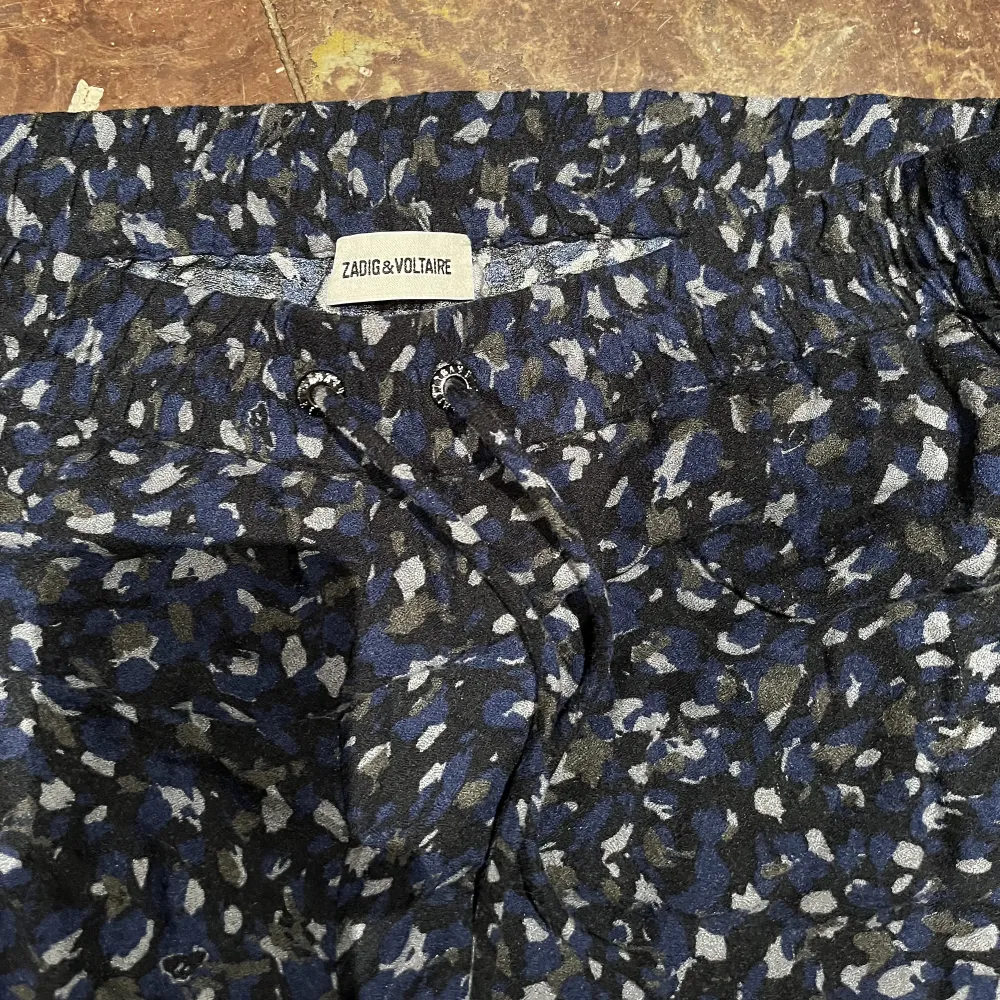 pyjamas byxor från zadig voltaire med rand på sidorna! de är för små på mig på bilden som är M så borde passa s/xs. kommer inte ihåg nypriset tyvärr. Farkut & Housut.