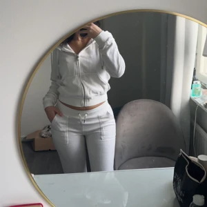 Juicy set - Säljer vita Juicy Couture settet då den inte går åt någon användning. Inga synliga slitage och är i lite hårdare material. Nederdelen xs, överdelen S (liten i storleken). Köpt för 2299kr från Nelly. Pris går att diskutera vid snabb affär !