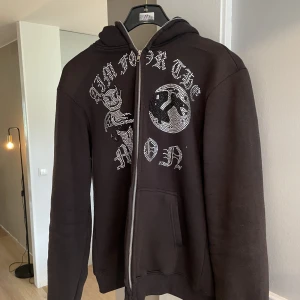Aim for the moon zip up - Säljer denna aim for the moon rhinestone zip up. Skick: 9/10 använd ett fåtal gånger. Skriv dm för frågor eller mer bilder.